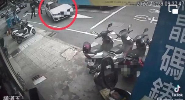 臺媒：新竹警方圍捕擄人案歹徒，當街開11槍，對方沖撞警車逃離