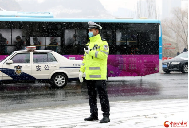 蘭州公安交警雪中執勤保暢通